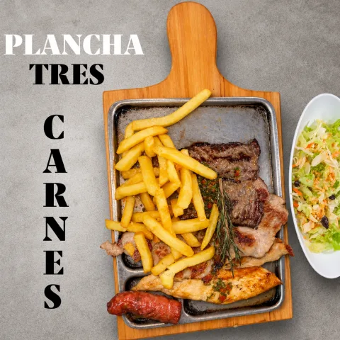 Plancha de tres carnes con papas fritas, pollo, chorizo y ensalada de repollo sobre tabla de madera