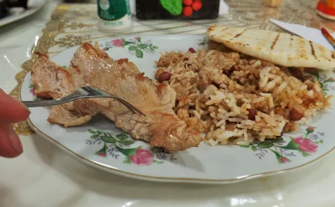 Desayuno con arepa y huevos